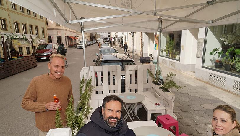 Eismeer-Inhaber Robert Maier-Kares sitz mit Gästen schon in seinem Schanigarten in der Pestalozzistraße 21. Eismeer-Inhaber Robert Maier-Kares sitz mit Gästen schon in seinem Schanigarten in der Pestalozzistraße 21.