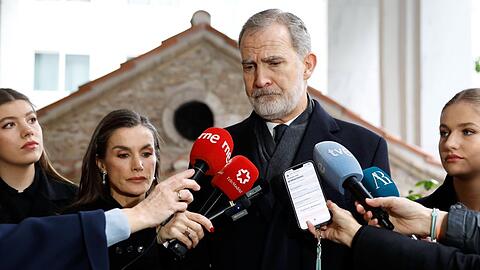 Keine leichte Zeit f&uuml;r K&ouml;nig Felipe, Ehefrau Letizia und die T&ouml;chter Leonor (r.) und Sofia - hier bei der Trauerfeier f&uuml;r Felipes Tante, Prinzessin Irene von Griechenland und D&auml;nemark am Sonntag in Athen.