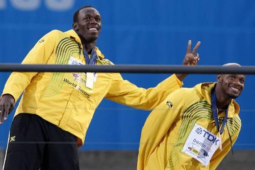 Bolts Spaß mit dem Team-Kollegen: Asafa Powell (r.) geht in Deckung.