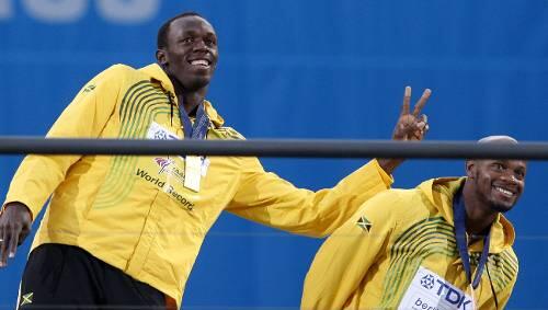 Bolts Spaß mit dem Team-Kollegen: Asafa Powell (r.) geht in Deckung. Bolts Spaß mit dem Team-Kollegen: Asafa Powell (r.) geht in Deckung.