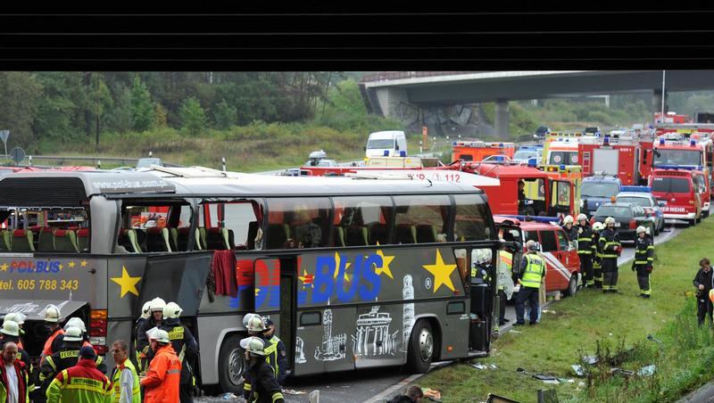 Die Zahl der Toten nach dem schweren Busunfall bei Berlin hat sich auf zwölf erhöht. Die Zahl der Toten nach dem schweren Busunfall bei Berlin hat sich auf zwölf erhöht.