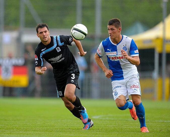 Er hat die Löwen mit seinem Kopfball zur 2:1-Führung geschossen: Grzegorz Wojtkowiak, im Bild mit Steven Zuber.