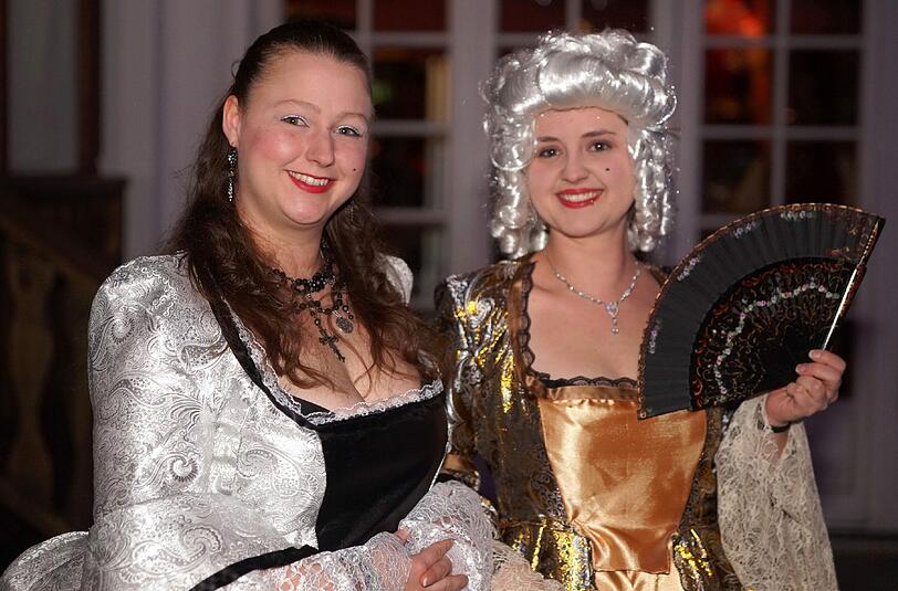 Susanne und Katharina haben ihre Kleider im Rokoko-Stil selbst genäht. Sie finden: "Feiern im Kostüm macht gleich nochmal so viel Spaß."