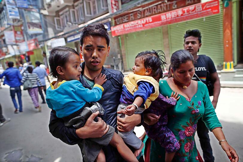 In Panik rennen die Bewohner Kathmandus auf die Straßen - Bilder kurz nach dem Nachbeben am Dienstag.