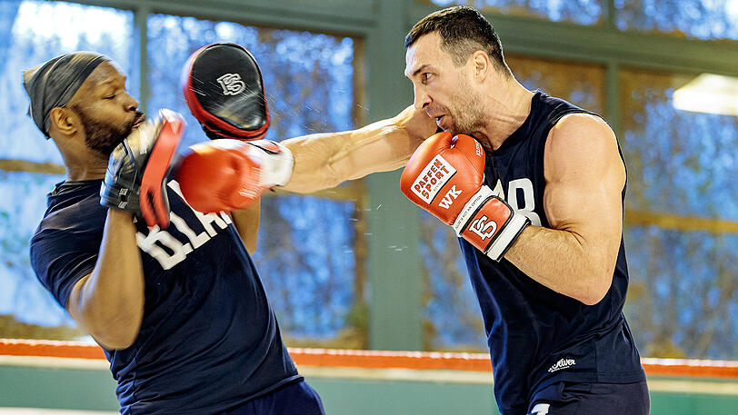 Beim Pressetraining in der Tennishalle seine Stamm-Hotels "Stanglwirt" gibt Wladimir Klitschko nur begrenzte Einblicke in seine Vorbereitung. Drei Runden Tatzenarbeit mit seinem amerikanischen Trainer Jonathon Banks, dazu eine Sparringsrunde mit dem 27-jährigen Ukrainer Viktor Vykhryst &ndash; einem von rund 15 Sparringspartnern, die ihm helfen sollen auf seinem Weg zurück auf den Schwergewichtsthron. Auffällig bei der 3-Minuten-Einheit ist, wie gut durchtrainiert Klitschko schon jetzt wirkt.