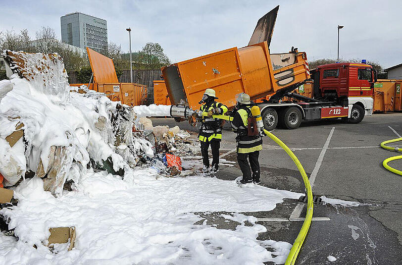 Am Container entstand vermutlich ein wirtschaftlicher Totalschaden.