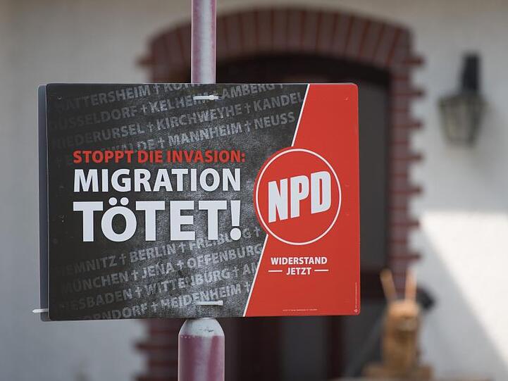 Ein Wahlplakat der NPD: Im hessischen Altenstadt ist jetzt ein NPD-Vertreter mit den Stimmen CDU, SPD und FDP einstimmig an die Gemeindespitze gewählt worden.