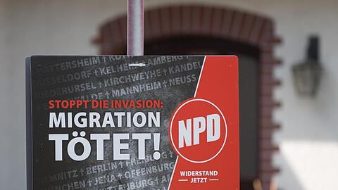 Ein Wahlplakat der NPD: Im hessischen Altenstadt ist jetzt ein NPD-Vertreter mit den Stimmen CDU, SPD und FDP einstimmig an die Gemeindespitze gewählt worden.