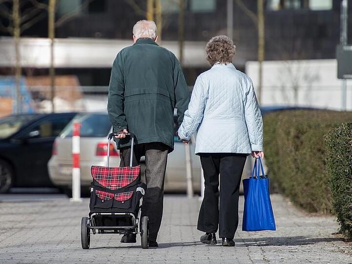 Ein älteres Paar geht mit Einkaufstrolley durch die Straßen. Wer 35 Jahre gearbeitet hat, soll im Alter davon profitieren.