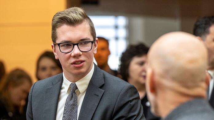 Die AfD-Spitze wollte den Ausschluss des bayerischen Politikers Daniel Halemba aus der Partei, doch vorerst bleibt er (Archivbild).
