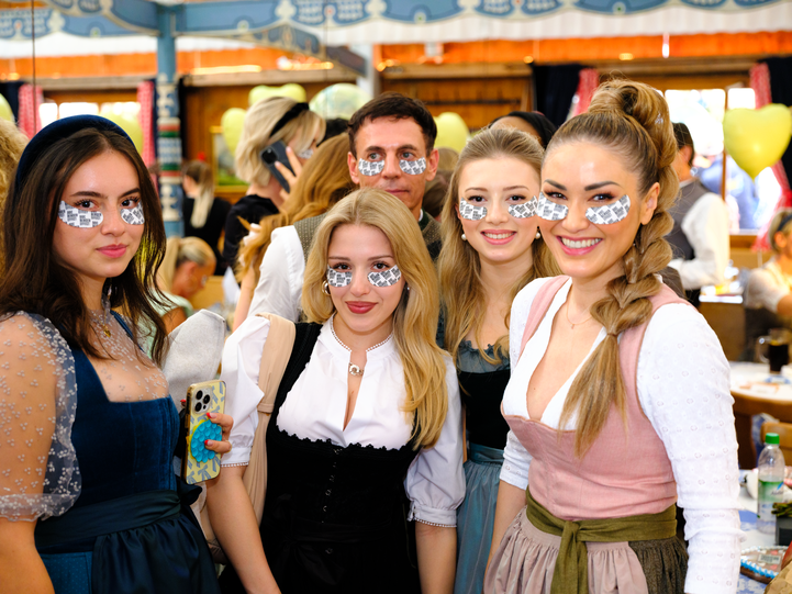 Auf der Beauty-Wiesn werden die neuen Augen-Patches ausprobiert