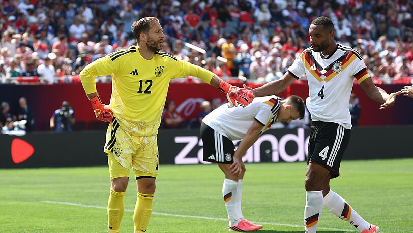 Weil Manuel Neuer nicht rechtzeitig fit wird, darf Oliver Baumann (l., mit Jonathan Tah) die WM-Generalprobe bestreiten. Weil Manuel Neuer nicht rechtzeitig fit wird, darf Oliver Baumann (l., mit Jonathan Tah) die WM-Generalprobe bestreiten.