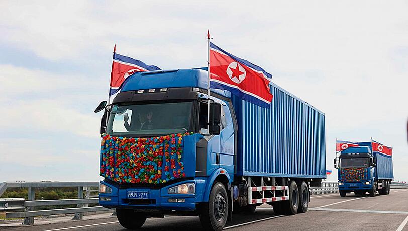 Die neue Straßenverbindung im Fernen Osten zwischen Nordkorea und Russland ist für den Güterverkehr zwischen den beiden Staaten wichtig. Die neue Straßenverbindung im Fernen Osten zwischen Nordkorea und Russland ist für den Güterverkehr zwischen den beiden Staaten wichtig.