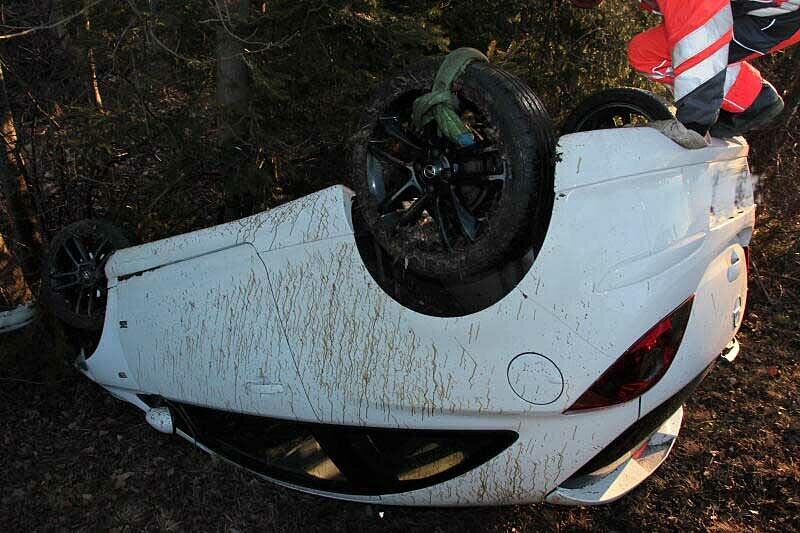 Die Leiptplanke als Sprungschanze: Ein Opel-Fahrer ist bei Aschau am Inn von der B12 abgekommen und mit seinem Wagen auf dem Dach gelandet. Der Fahrer wurde leicht verletzt.