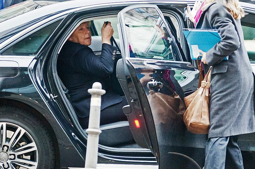 Bundeskanzlerin Angela Merkel in ihrem Dienstwagen. (Archivbild)