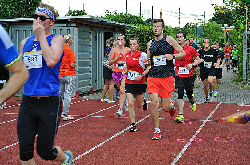 Der Sommernachtslauf im Olympiapark konnte mit 1.900 Teilnehmern einen neuen Rekord verbuchen. Klicken Sie sich durch die Bilderstrecke.