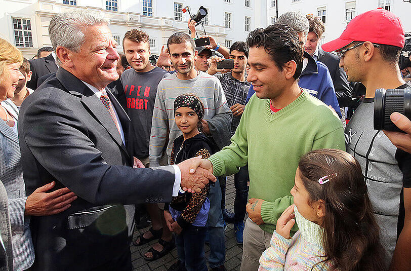 Bundespräsident Joachim Gauck besucht die Flüchtlingsunterkunft im ehemaligen Rathaus in Berlin-Wilmersdorf.