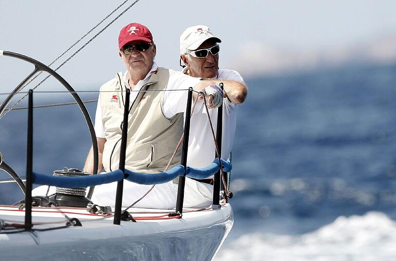 Der ehemalige spanische König Juan Carlos (L) zusammen mit Josep Cusi (R) bei einer Regatta im August 2009.