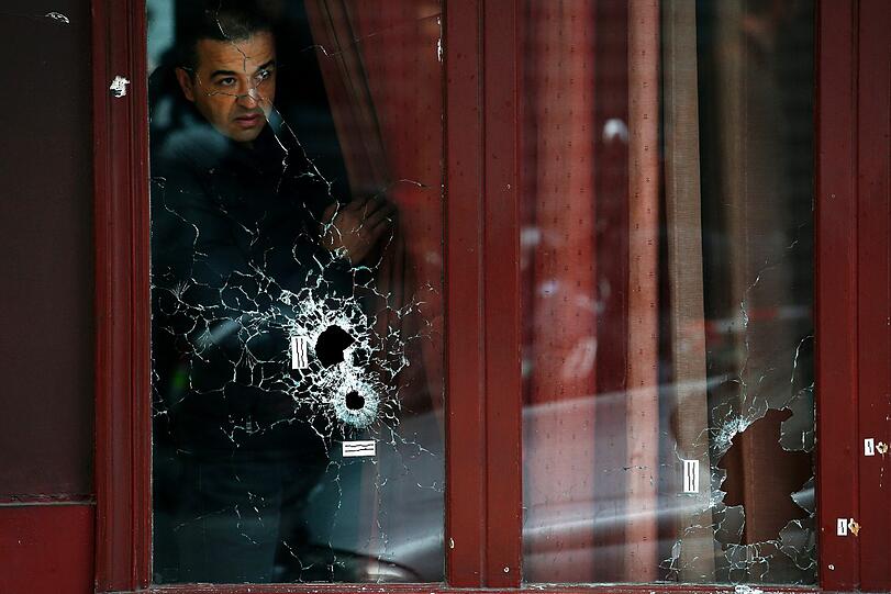 Trauer in und um Paris. Die Bilder nach der Serie von der Terroranschlägen.
