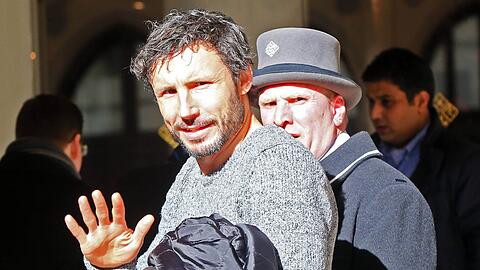 Der ehemalige Bayern-Kapitän zurück in München - Mark van Bommel vor dem Hotel Kempinski.