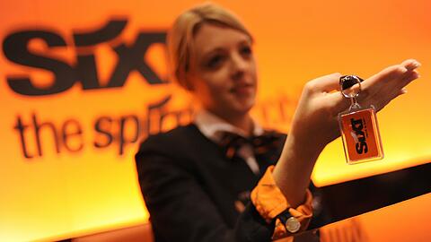 Eine Mitarbeiterin des Autovermieters Sixt: In Deutschland hat das Unternehmen seine Marktführerschaft gefestigt. Foto: Andreas Gebert/Illustration