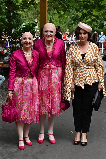 Das Künstlerpaar Eva & Adele und die Designerin Fiona Bennett kommen am Donnerstagabend zu einem Empfang im Clärchens Ballhaus in Berlin. Prinz William und Herzogin Kate werden zu einem Treffen mit jungen Unternehmern und Kreativen im Clärchens Ballhaus erwartet.