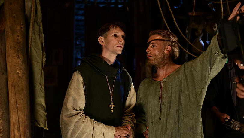 Sabin Tambrea (l.) als Narziss und Jannis Niewöhner als Goldmund am Set. Sabin Tambrea (l.) als Narziss und Jannis Niewöhner als Goldmund am Set.