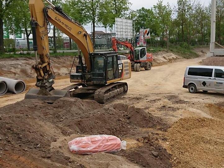 In Plastik gehüllt liegt eine 250 Kilo schwere Bombe aus dem Zweiten Weltkrieg auf einer Baustelle. Foto: Alexander Aue
