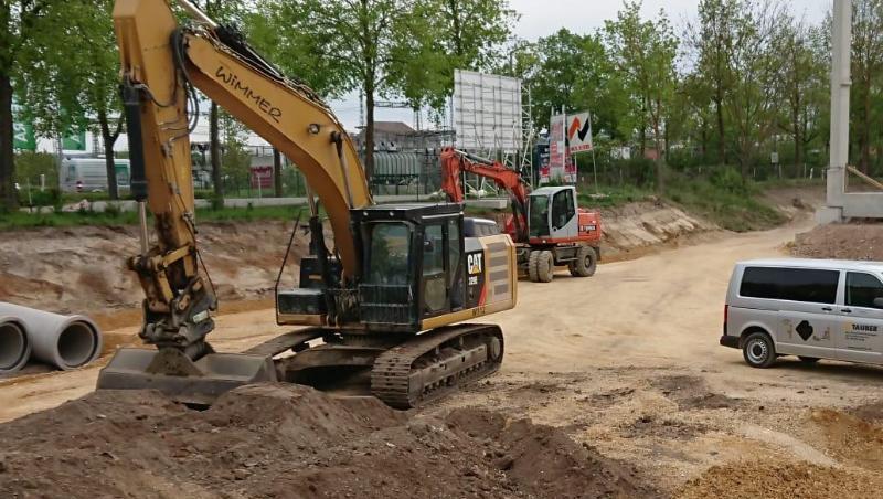 In Plastik gehüllt liegt eine 250 Kilo schwere Bombe aus dem Zweiten Weltkrieg auf einer Baustelle. Foto: Alexander Aue In Plastik gehüllt liegt eine 250 Kilo schwere Bombe aus dem Zweiten Weltkrieg auf einer Baustelle. Foto: Alexander Aue