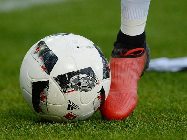 Ein Fußball-Spiel. Foto: Patrick Seeger/Archivbild