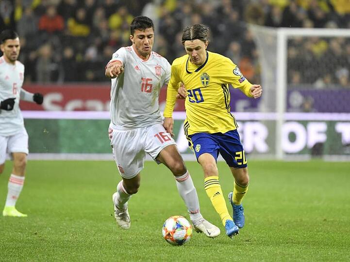 Der Spanier Rodri (l) und Kristoffer Olsson aus Schweden im Kampf um den Ball.