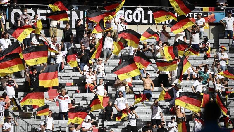 Deutschland-Fans schwenken vor dem Spiel Fahnen.