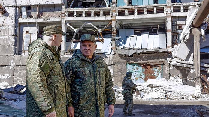 Am Wochenende hatte Schoigu (2.v.l.) russische Truppen im Kriegsgebiet besucht - der genaue Ort wurde nicht genannt.