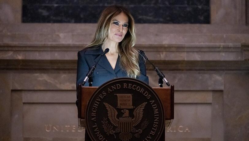 Melania Trump hält bei der Einbürgerungszeremonie im Nationalarchiv eine Rede.