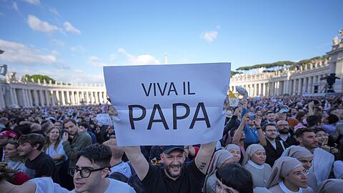 Zahlreiche Menschen rufen "Viva il Papa!"