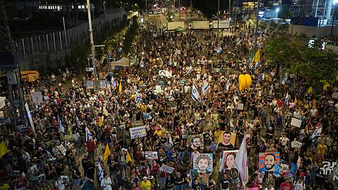 Tausende Menschen fordern in Israel einen Deal zur Freilassung aller Geiseln.