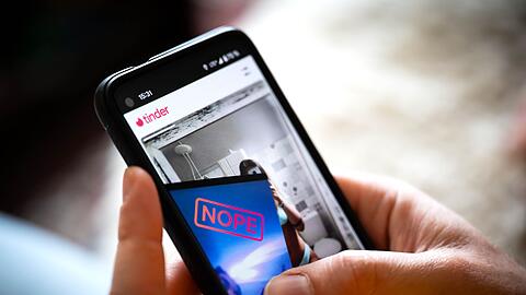 Das ber&uuml;hmte Swipen: die Dating-App Tinder auf einem Smartphone. (Archivbild)