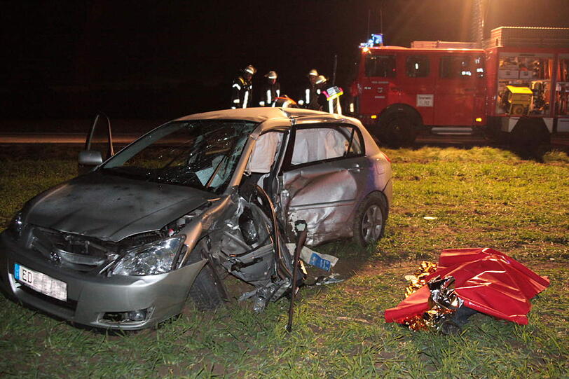 Horror-Unfall im Landkreis Erding: Ein Ehepaar stirbt nach einem Zusammenstoß mit einem 26-jährigen Autofahrer. Der Mann wird leicht verletzt. Die Ursache des Unfalls, der sich am späten Mittwochnachmittag ereignete, ist noch unklar. Hier sehen Sie die Bilder vom Unfallort.