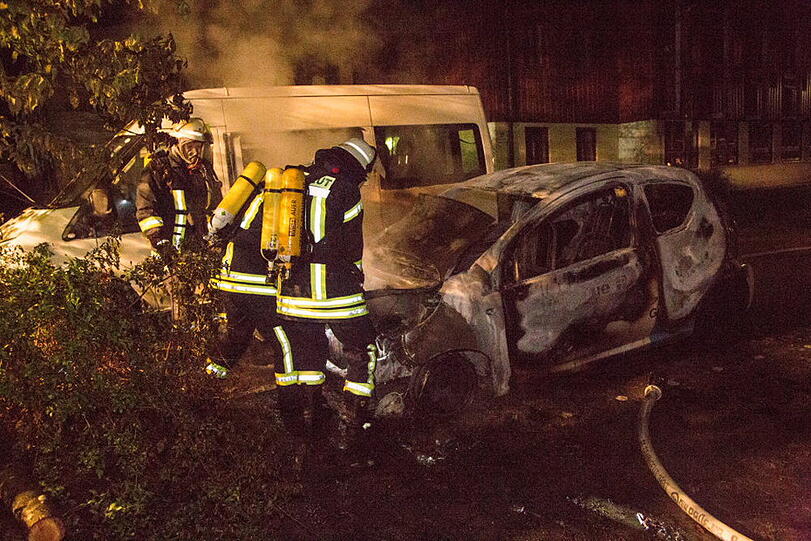 Aus bislang ungeklärter Ursache ging in Traunreut ein Kleinwagen in Flammen auf und brannte komplett aus.