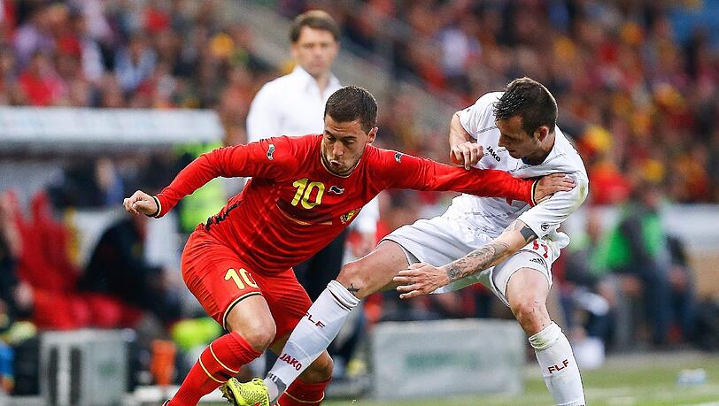 Eden Hazard (23, Belgien): Belgien gilt als die wohl talentierteste Mannschaft des gesamten Turniers. Talentiert, aber eben unerfahren. Der Chelsea-Star ist inmitten all der Talente der Wertvollste. Seine Tempoläufe sind unwiderstehlich, seine Schussstärke schier gewaltig. Eden Hazard (23, Belgien): Belgien gilt als die wohl talentierteste Mannschaft des gesamten Turniers. Talentiert, aber eben unerfahren. Der Chelsea-Star ist inmitten all der Talente der Wertvollste. Seine Tempoläufe sind unwiderstehlich, seine Schussstärke schier gewaltig.