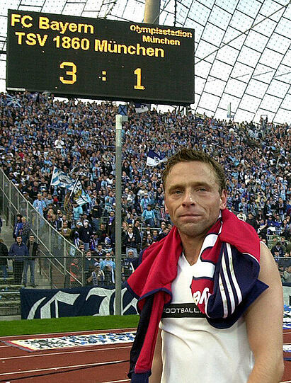 Thomas Häßler vom TSV 1860 verlässt am 21. Oktober 2000 nach dem 192. Münchner Derby gegen den FC Bayern enttäuscht das Olympiastadion.