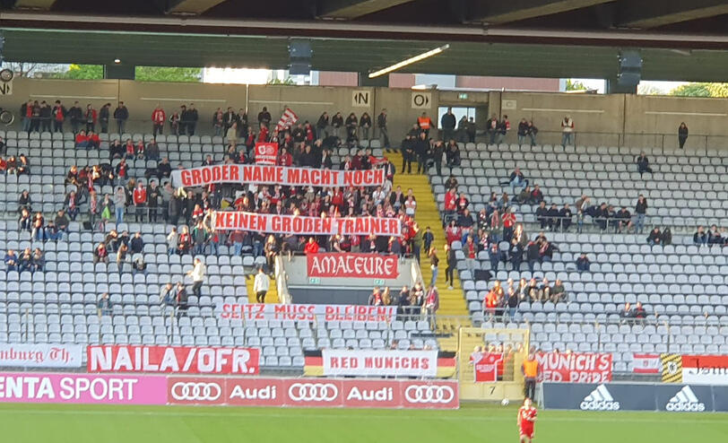"Großer Name macht noch keinen großen Trainer": Auch zu Beginn der zweiten Halbzeit machten die Fans ihrem Unmut Luft.