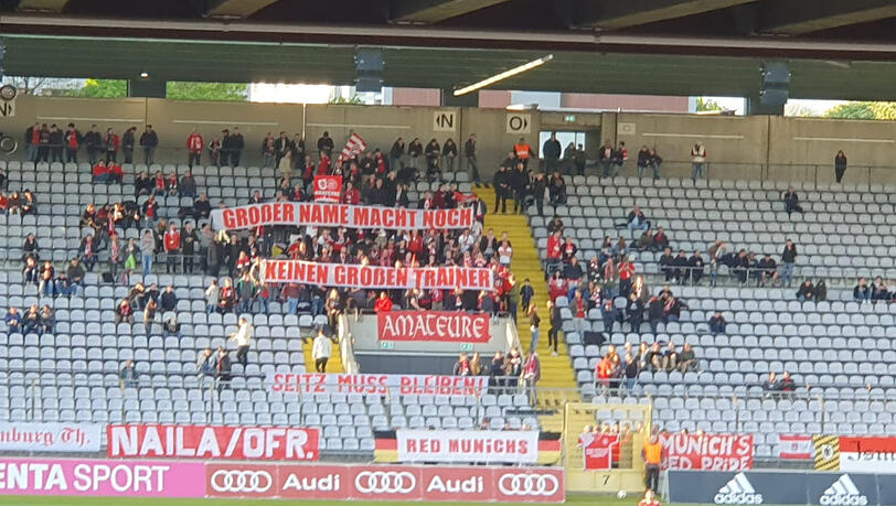 "Großer Name macht noch keinen großen Trainer": Auch zu Beginn der zweiten Halbzeit machten die Fans ihrem Unmut Luft. "Großer Name macht noch keinen großen Trainer": Auch zu Beginn der zweiten Halbzeit machten die Fans ihrem Unmut Luft.