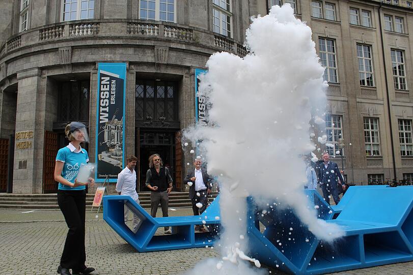 Zur Programmvorstellung des Science Summers gibt es einen Ausschnitt aus der Vorführung mit flüssigem Stickstoff.