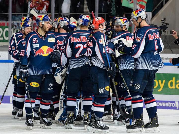 Das Team des EHC Red Bull München jubelt über einen Sieg. Foto: Matthias Balk