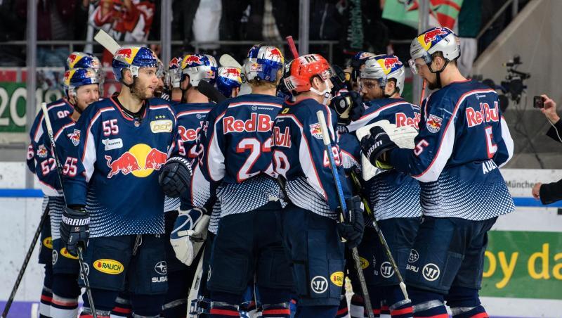 Das Team des EHC Red Bull München jubelt über einen Sieg. Foto: Matthias Balk Das Team des EHC Red Bull München jubelt über einen Sieg. Foto: Matthias Balk