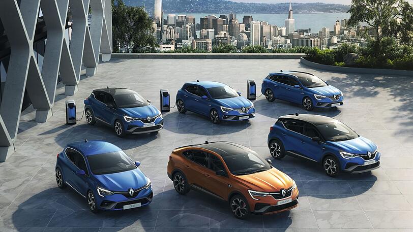 Die Hybrid-Flotte von Renault mit dem neuen SUV-Coupe Arkana vorne in der Mitte.