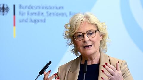 Bundesjustizministerin Christine Lambrecht fordert, die sozialen Netzwerke stärker an die Kandare zu nehmen.