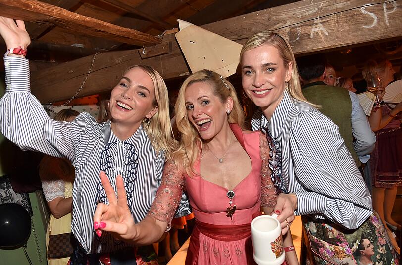Daniela Vukovic (Mitte) mit Julia und Nina Meise