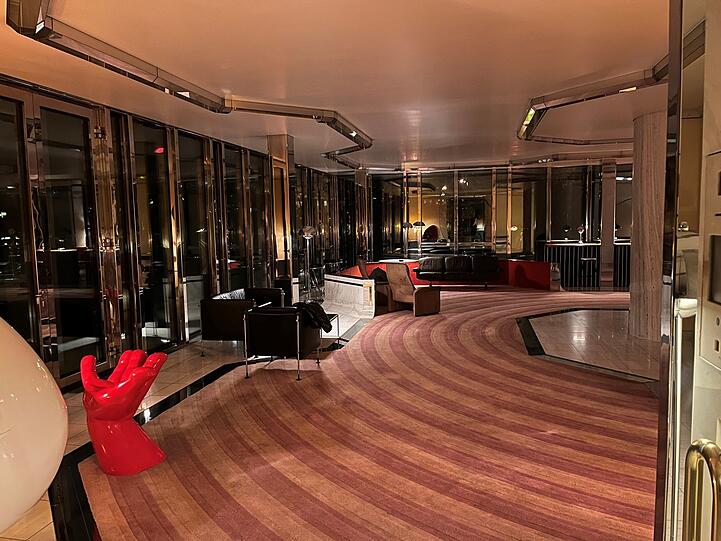 Holleschek hat die R&auml;ume mit Designklassikern ausgestattet.